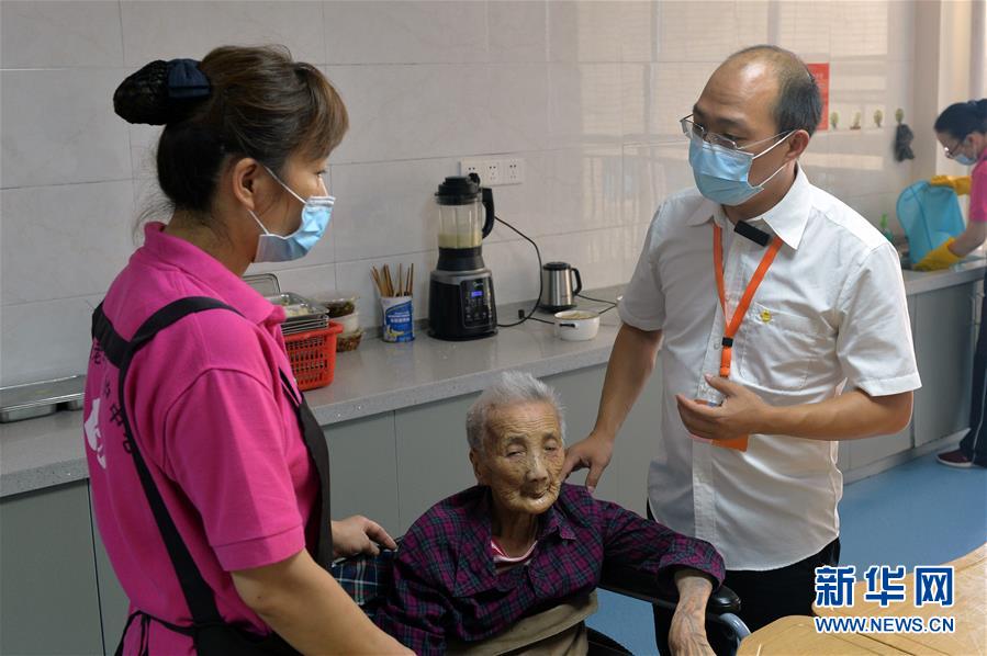 （图片故事）（1）&ldquo;老&rdquo;会计转行新职业 守护最美夕阳红
