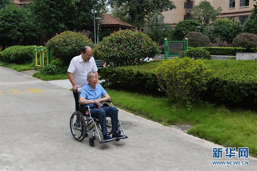 （图片故事）（2）&ldquo;老&rdquo;会计转行新职业 守护最美夕阳红