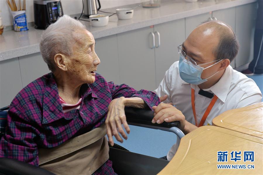 （图片故事）（3）&ldquo;老&rdquo;会计转行新职业 守护最美夕阳红