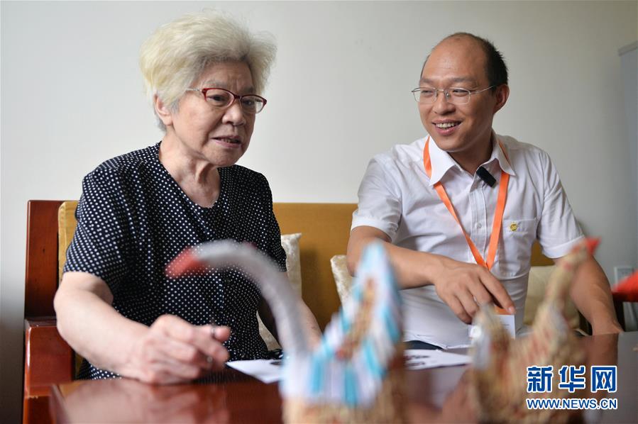 （图片故事）（4）&ldquo;老&rdquo;会计转行新职业 守护最美夕阳红