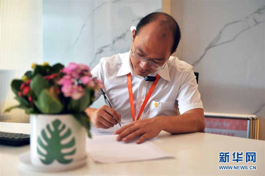 （图片故事）（6）&ldquo;老&rdquo;会计转行新职业 守护最美夕阳红