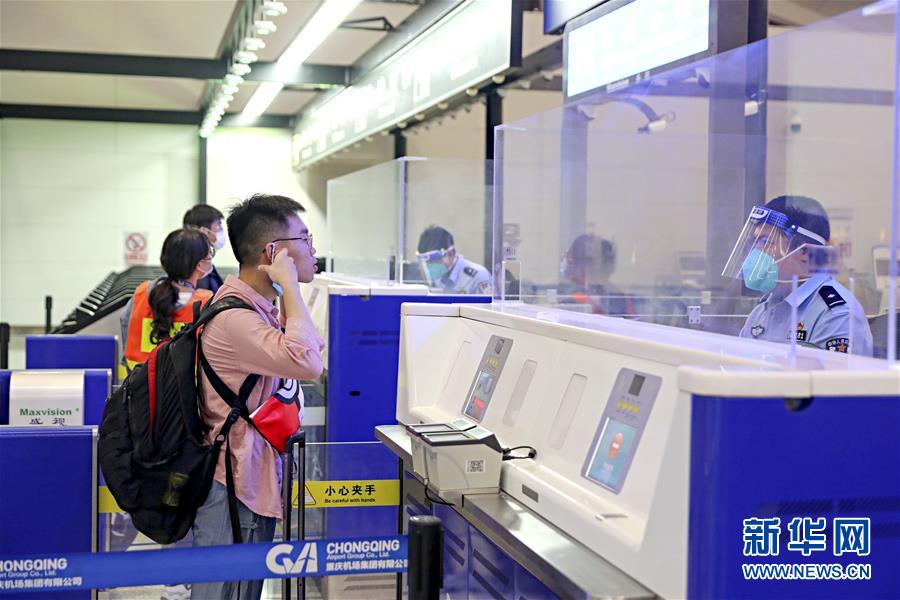 (图文互动)(2)国内航空公司执飞的首条国际复学包机航线在渝启航