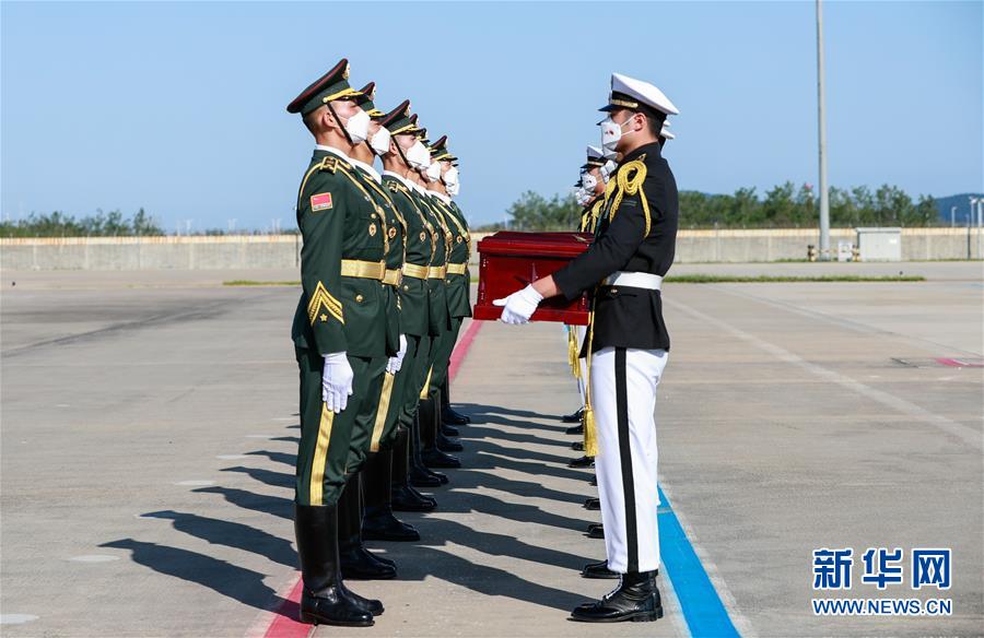 （国际）（2）第七批在韩中国人民志愿军烈士遗骸交接仪式在韩国举行