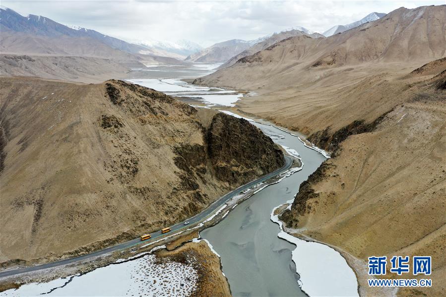 (社会)(1)公路纵贯天山南北 新疆加快项目建设推动交通大发展