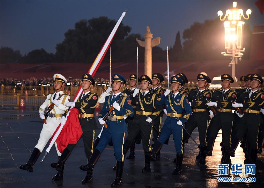 (社会)(2)国庆升旗仪式在天安门广场举行