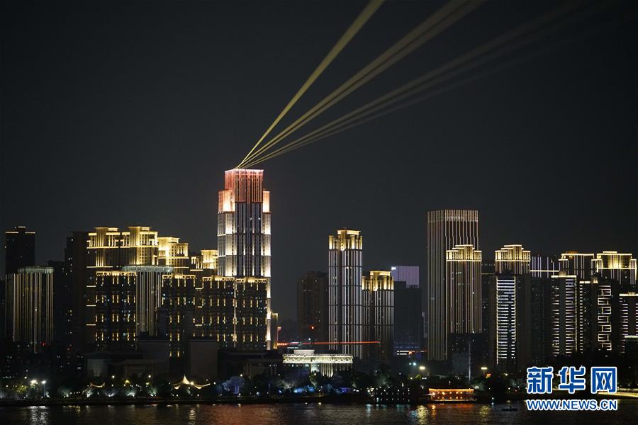 (图文互动)(1)武汉25公里大型灯光秀深情告白祖国