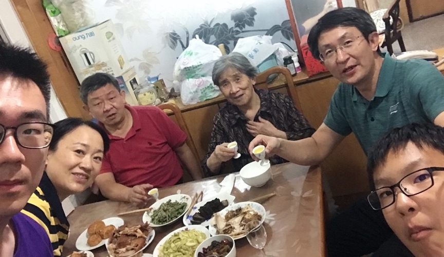 10月1日，留學生李天力（左一）在老家淄博的親戚家中與親人一起吃晚飯，共度中秋
