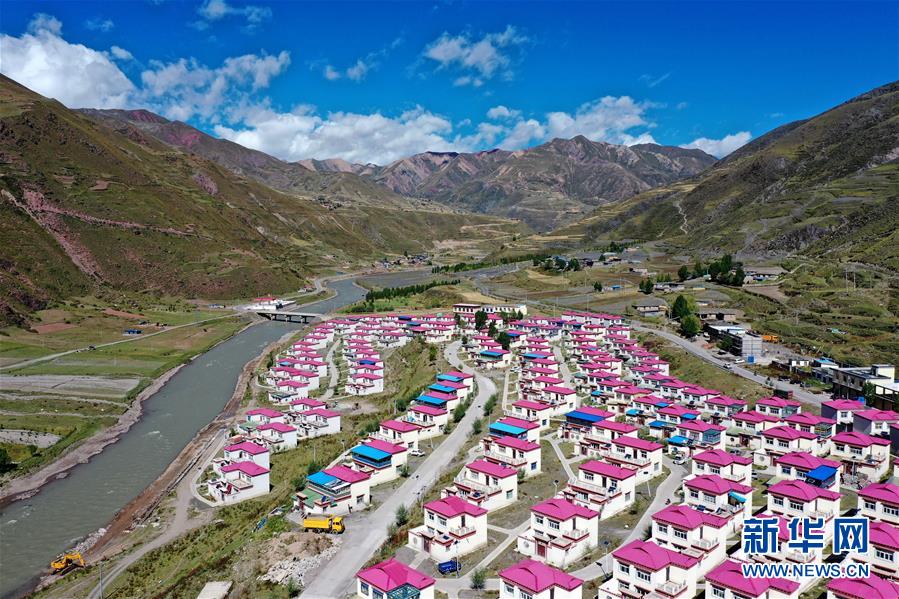 （西藏昌都解放70周年·图文互动）（1）高原小镇“搬”来一家“商业综合体”