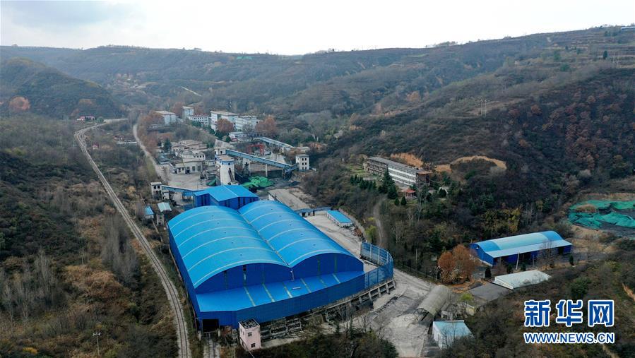 (新华网)(1)陕西铜川“11·4”乔子梁煤矿事故4名遇难矿工遗体升井