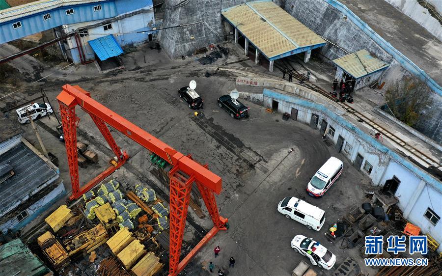 （新華網）（2）陜西銅川“11·4”喬子梁煤礦事故4名遇難礦工遺體升井