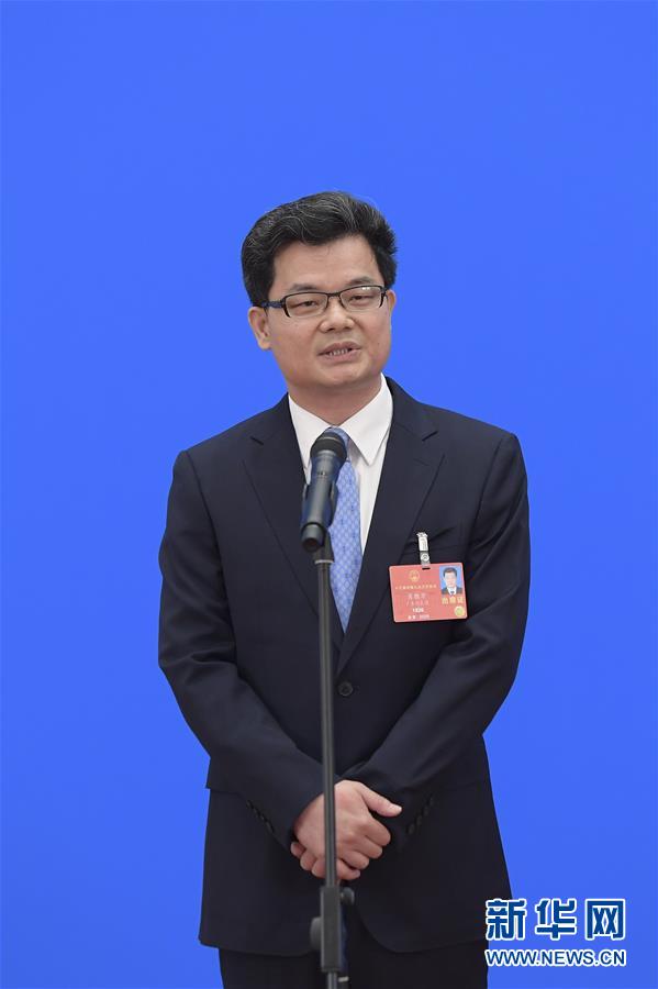 （两会·人大开幕）（3）接受采访