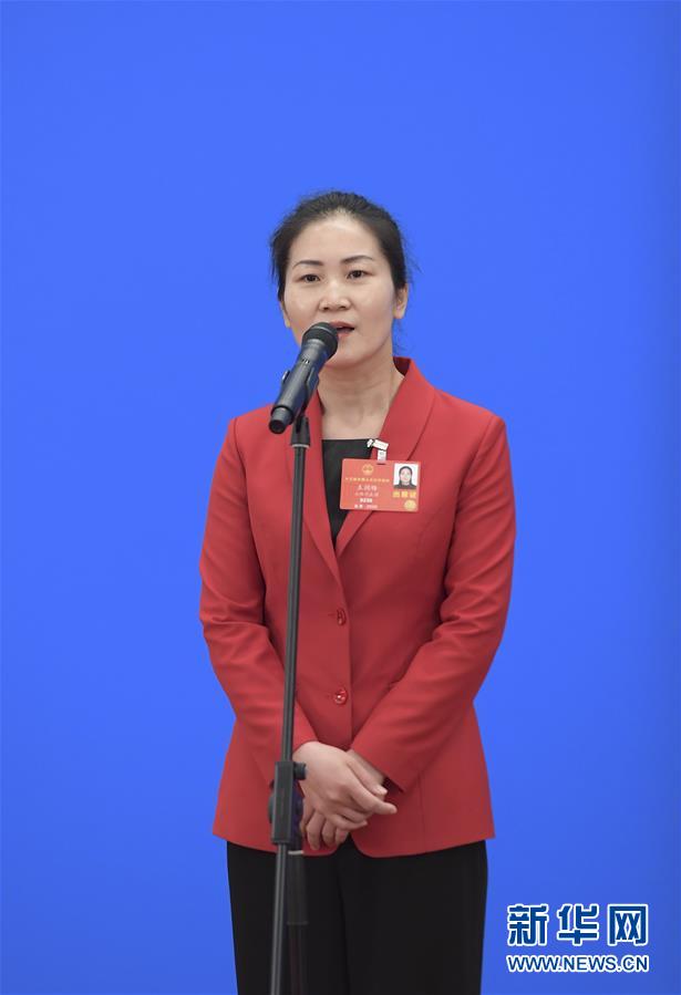 （两会·人大开幕）（5）接受采访