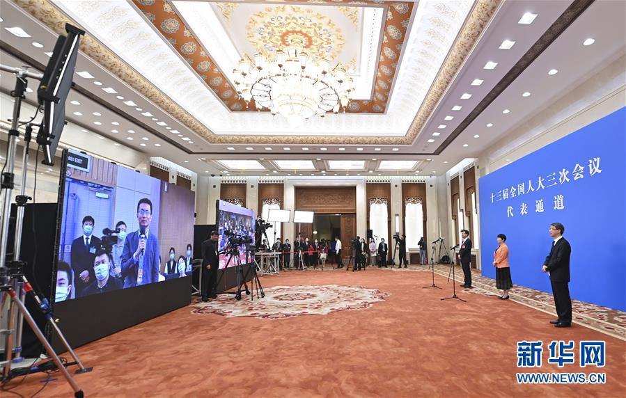 （两会·人大开幕）（7）接受采访