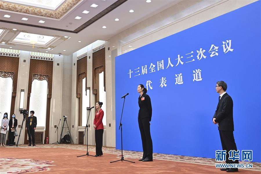 （两会·人大开幕）（8）接受采访