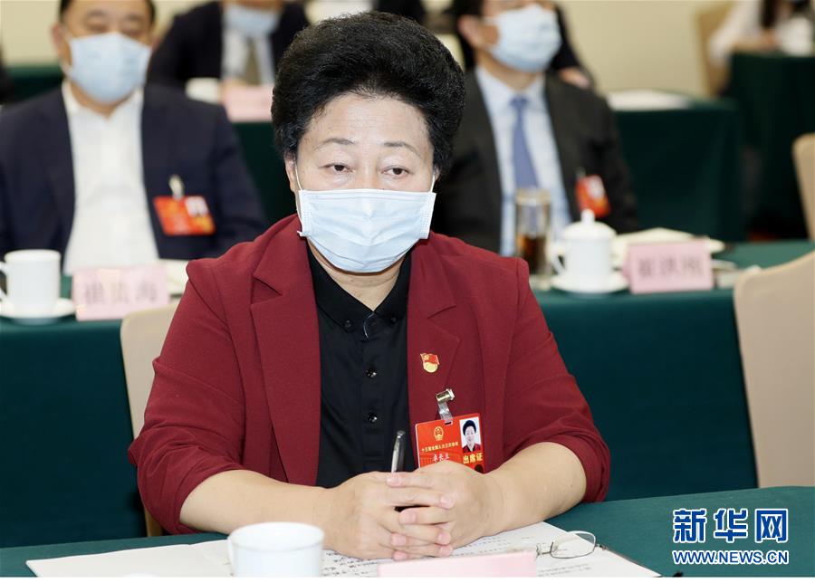 （两会&middot;热点画报）（12）代表委员建言统筹做好经济社会发展工作