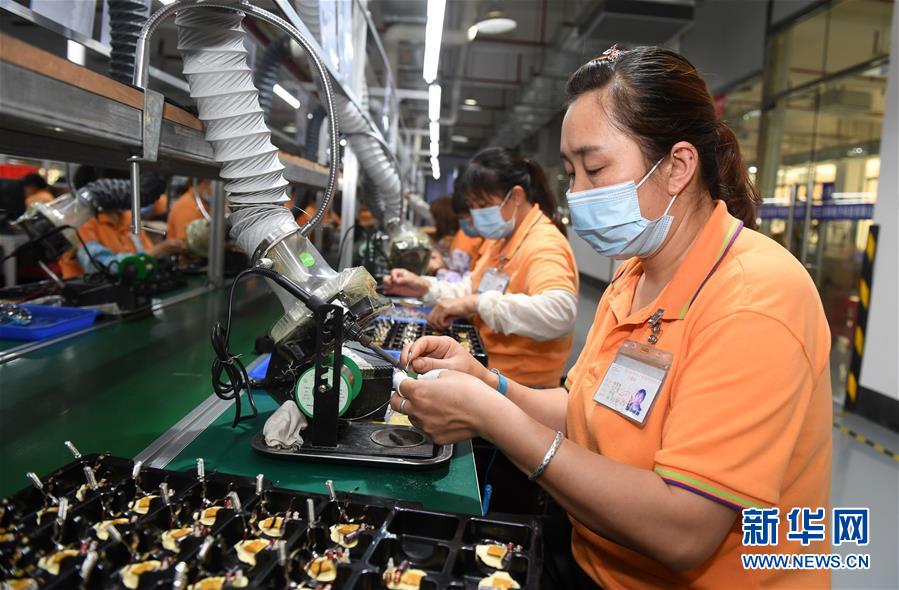 （两会&middot;热点画报）（14）代表委员建言统筹做好经济社会发展工作