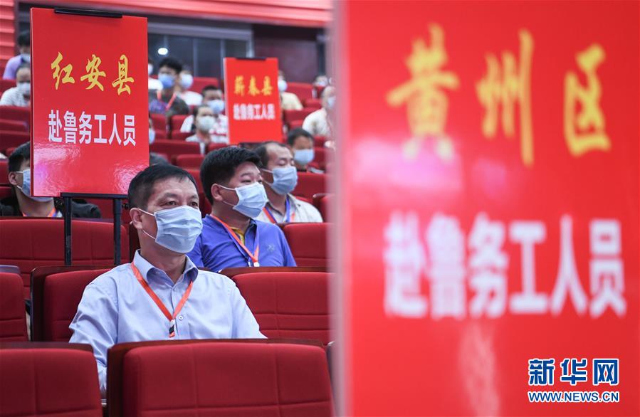 （两会&middot;热点画报）（15）代表委员建言统筹做好经济社会发展工作