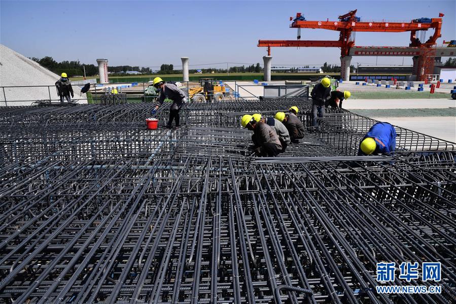 （两会&middot;热点画报）（17）代表委员建言统筹做好经济社会发展工作