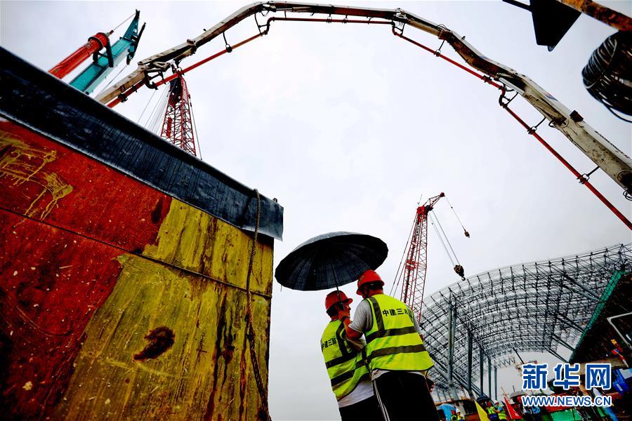 （两会&middot;热点画报）（20）代表委员建言统筹做好经济社会发展工作