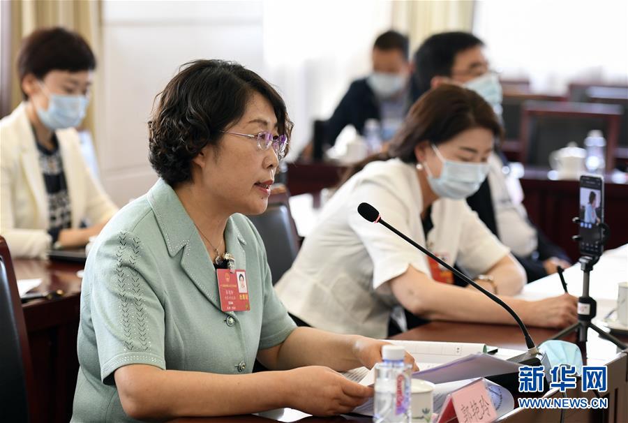 （两会&middot;漫话图说）（1）全国人大代表郭艳玲：保护草原生态 促进畜牧业发展