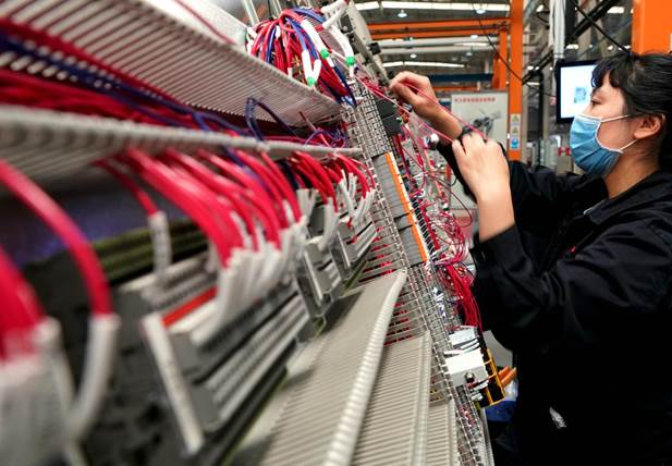 4月21日,在位于河南省许昌市的许继电气股份有限公司内,工作人员在生产线上作业。新华社记者李安摄