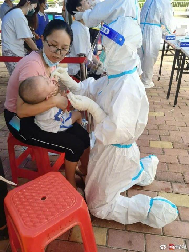 大白跪姿为老人小孩做核酸