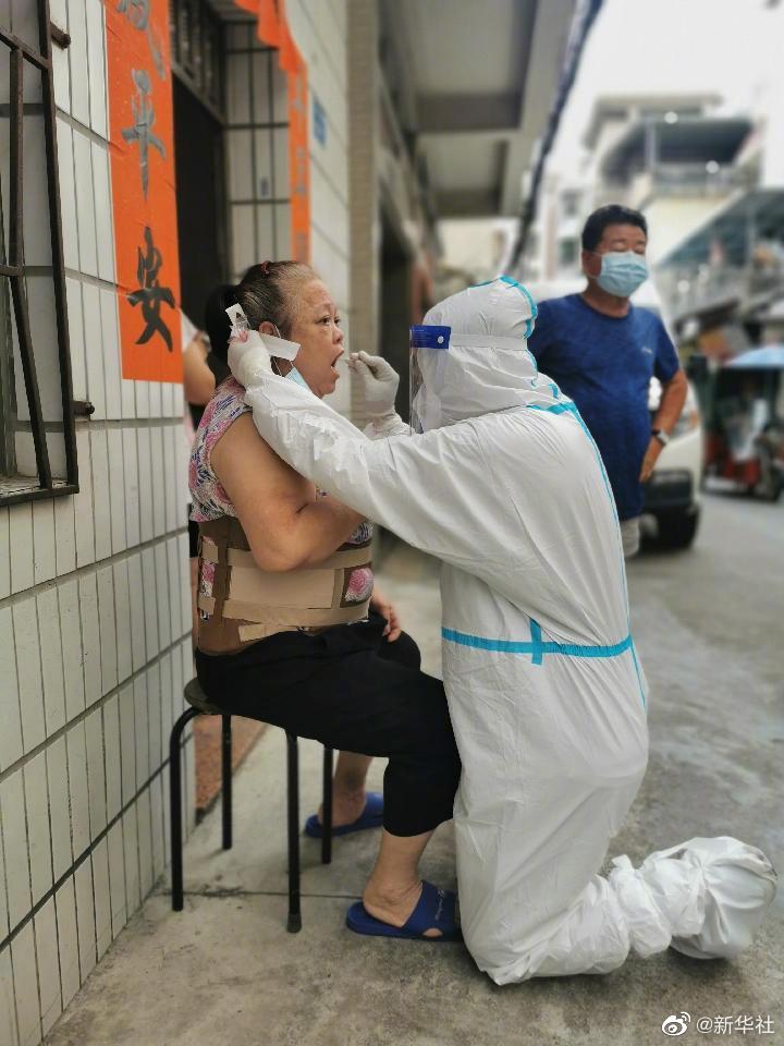 大白跪姿为老人小孩做核酸