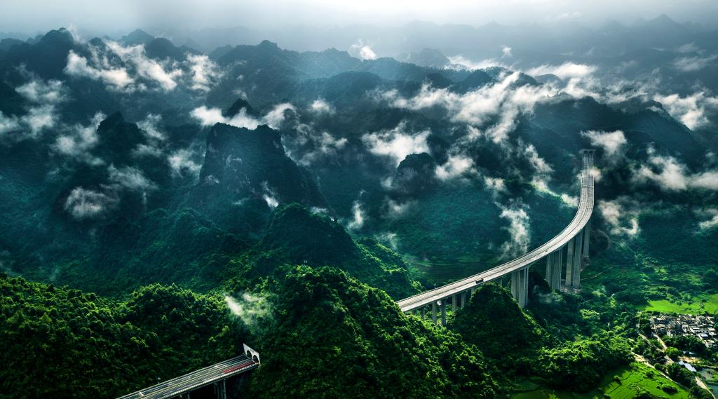 沿着高速看中国丨美丽高速带富边境小城