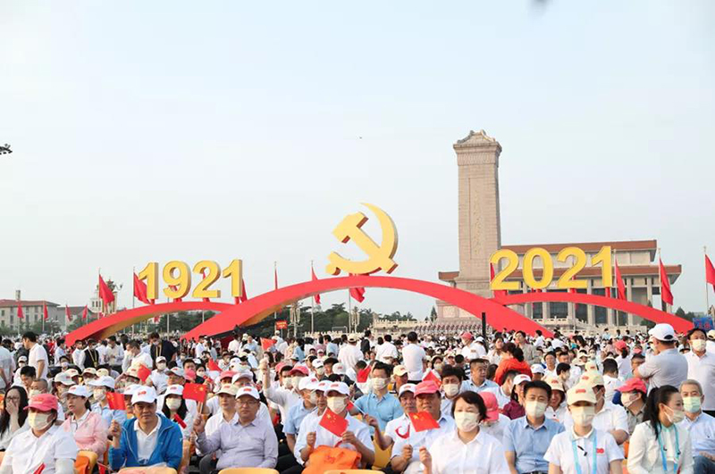 这天人们聚集在天安门广场,庆祝中国共产党成立100周年(新华网)
