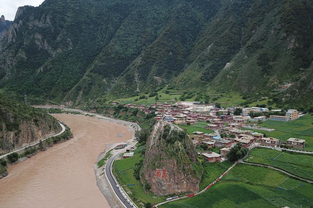 路从这里延伸――“西藏解放第一村”