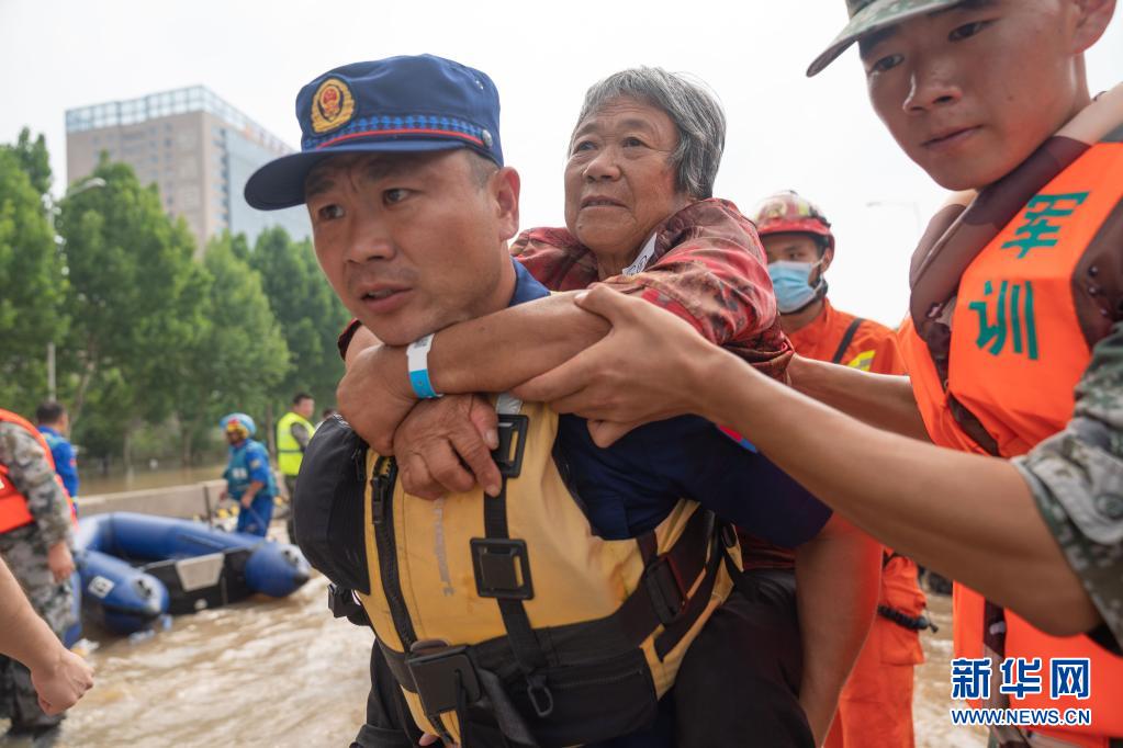 暴雨突袭下的生命接力——郑州万名医院患者大转移纪实