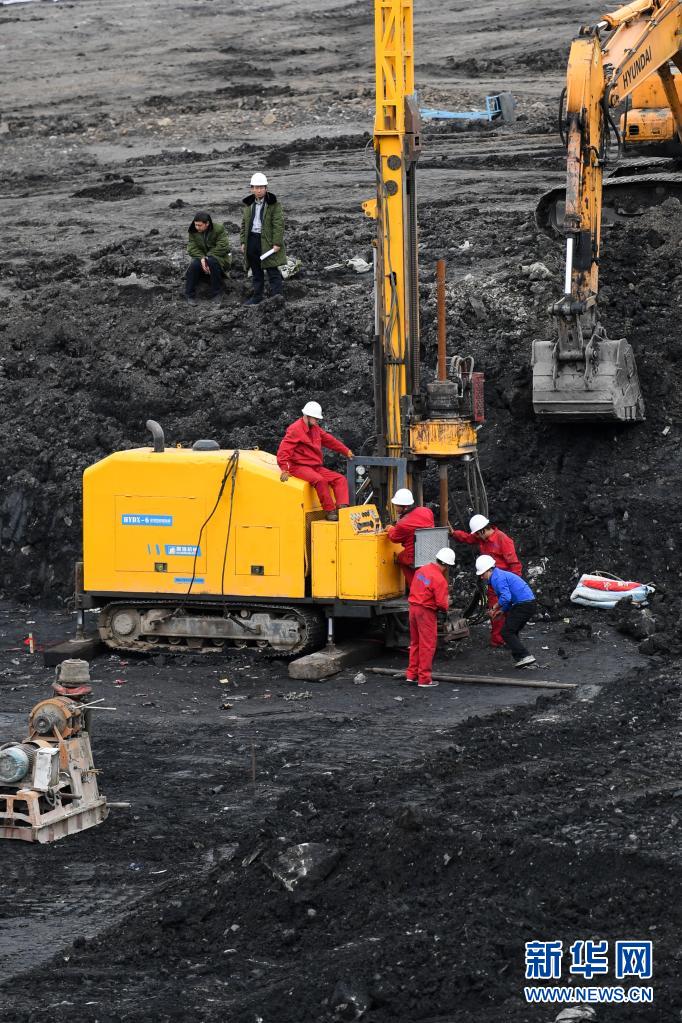 最新！青海柴达尔煤矿事故救援现场已展开打钻作业