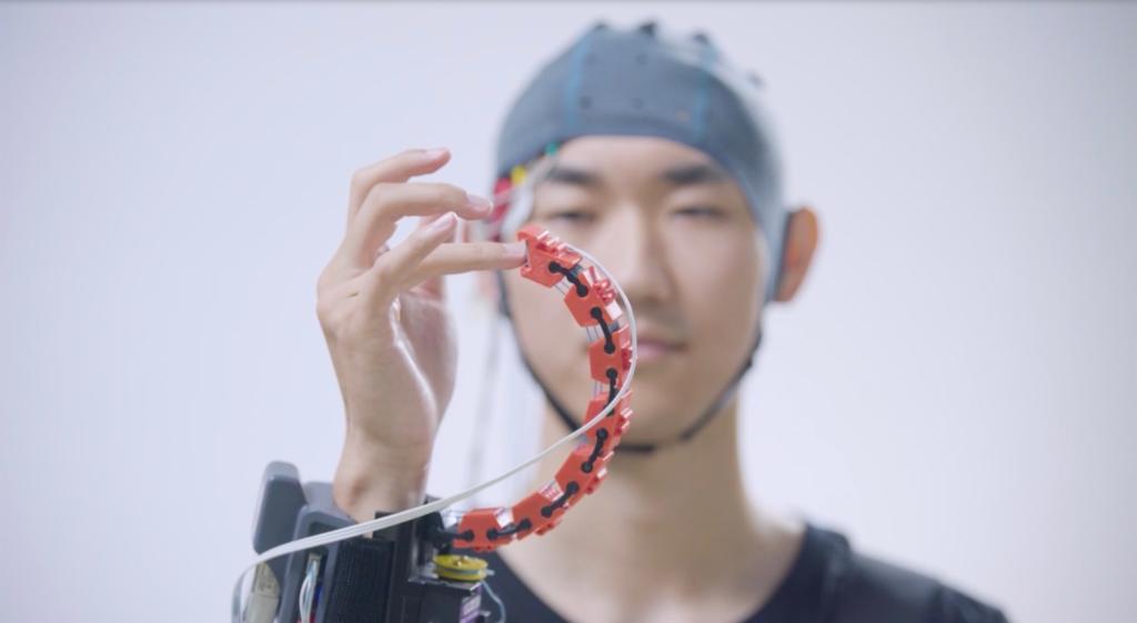 四中全会精神在基层丨一间实验室，何以攀登“脑机接口”高峰？ Image