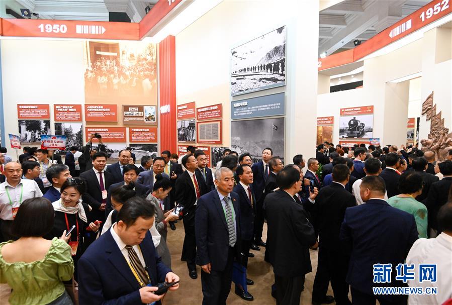 （社会）（4）海外侨胞受邀参观成就展感受70年巨变