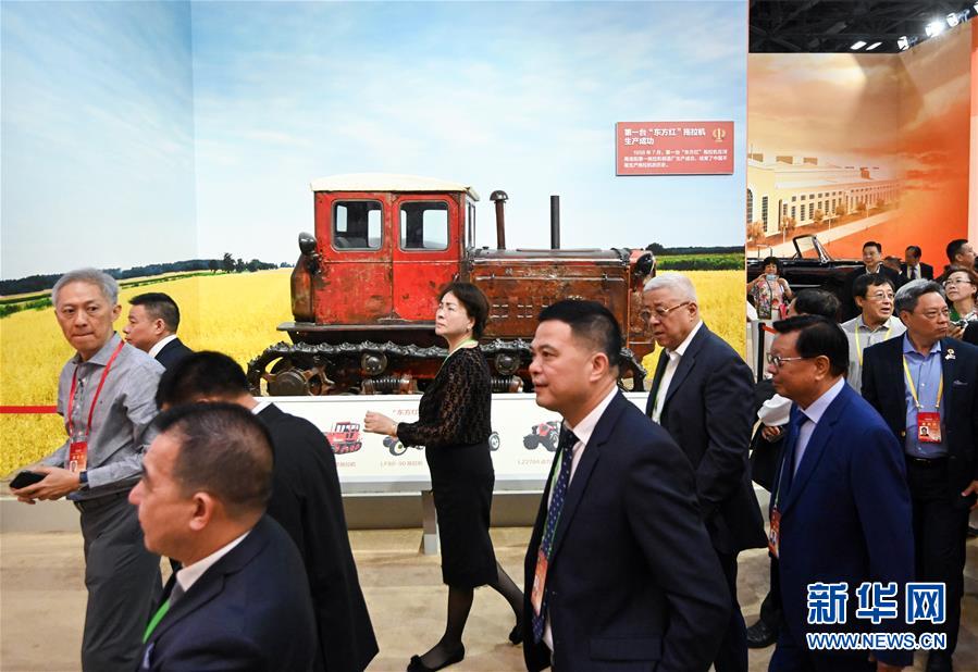 （社会）（6）海外侨胞受邀参观成就展感受70年巨变