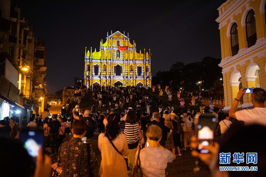 （社会）（2）“庆祝新中国成立70年大型灯光秀”在澳门上演