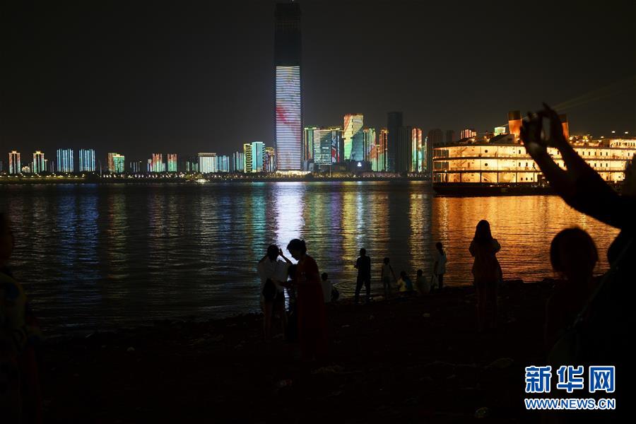 (新华网·图文互动)(1)“夜武汉”跻身国庆假期新“网红”