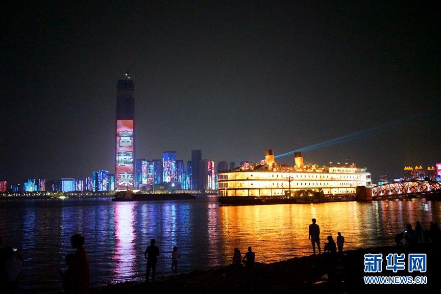 (新华网·图文互动)(2)“夜武汉”跻身国庆假期新“网红”