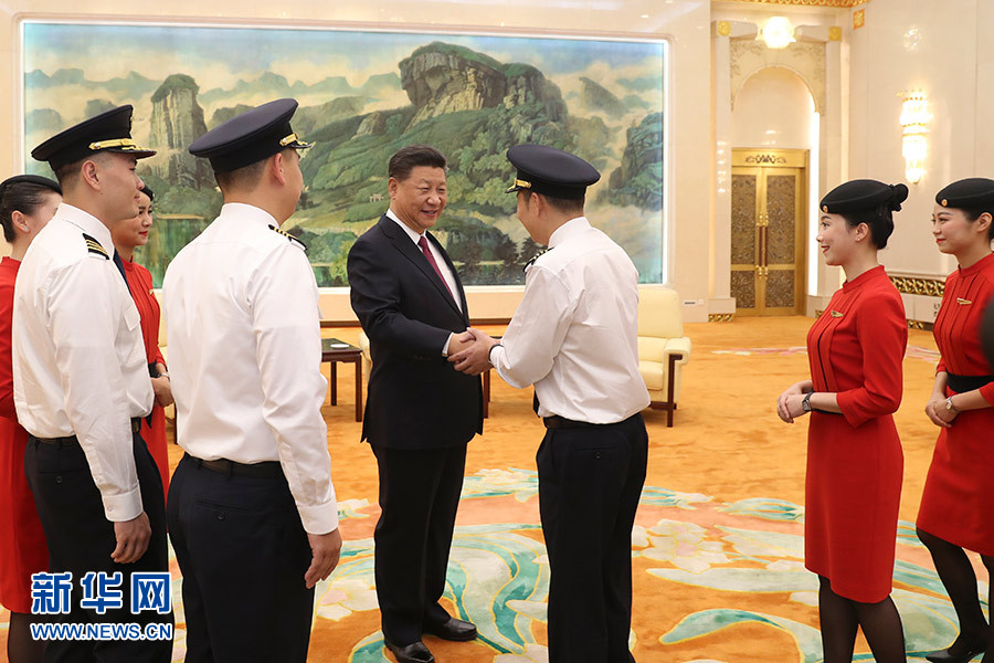 习近平会见四川航空中国民航英雄机组全体成