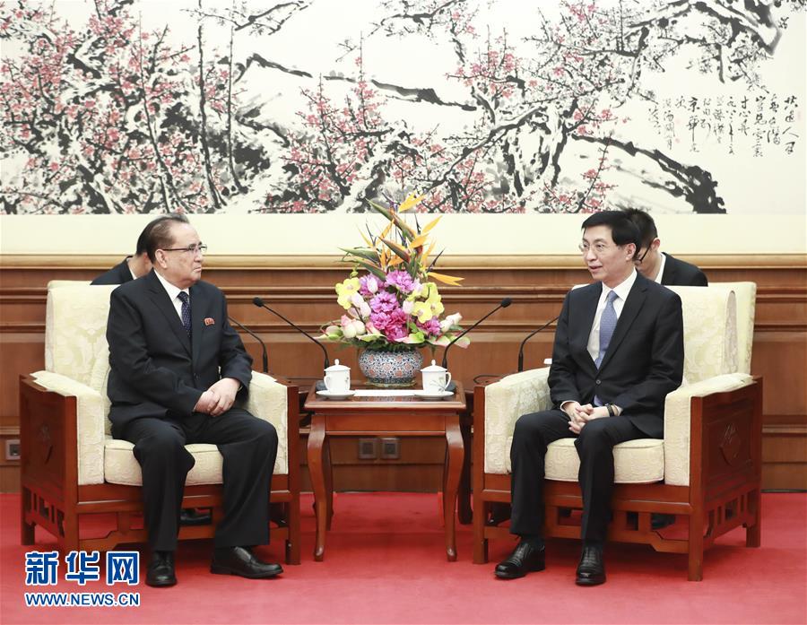 朝鲜友好艺术团在京访演 栗战书、王沪宁分别