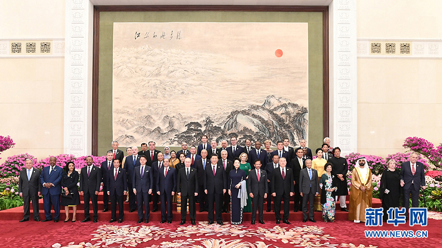 习近平和彭丽媛欢迎出席第二届“一带一路”国际合作高峰论坛