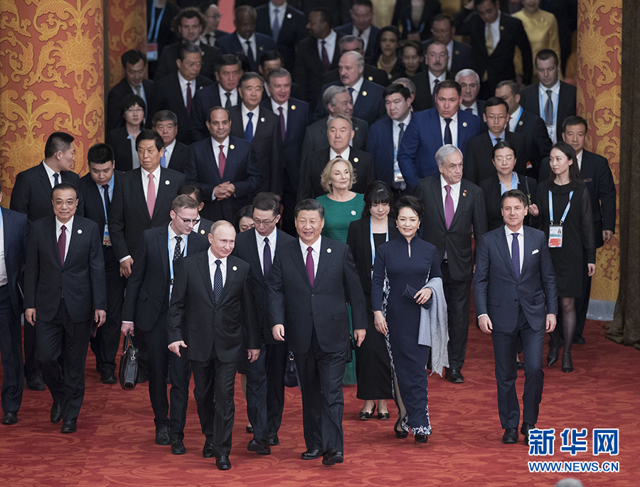 习近平和彭丽媛欢迎出席第二届“一带一路”国际合作高峰论坛