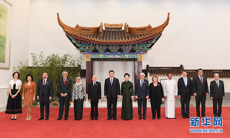习近平和彭丽媛欢迎出席亚洲文明对话大会的外方领导人夫妇及