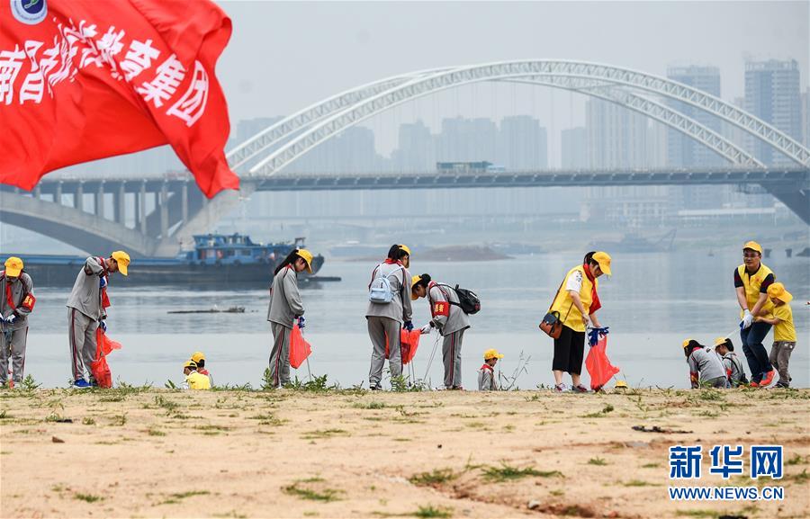 （在习近平新时代中国特色社会主义思想指引下--新时代新作为新篇章.总书记关切高质量发展.图文互动）（1）在蓝天白云下--污染防治攻坚战持续推进