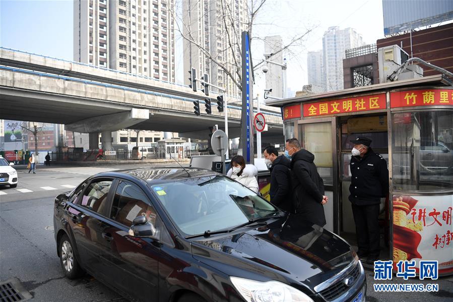 (在习近平新时代中国特色社会主义思想指引下——新时代新作为新篇章·习近平总书记关切事·图文互动)(2)当亿万只手紧握在一起……——战“疫”一线感受中国力量