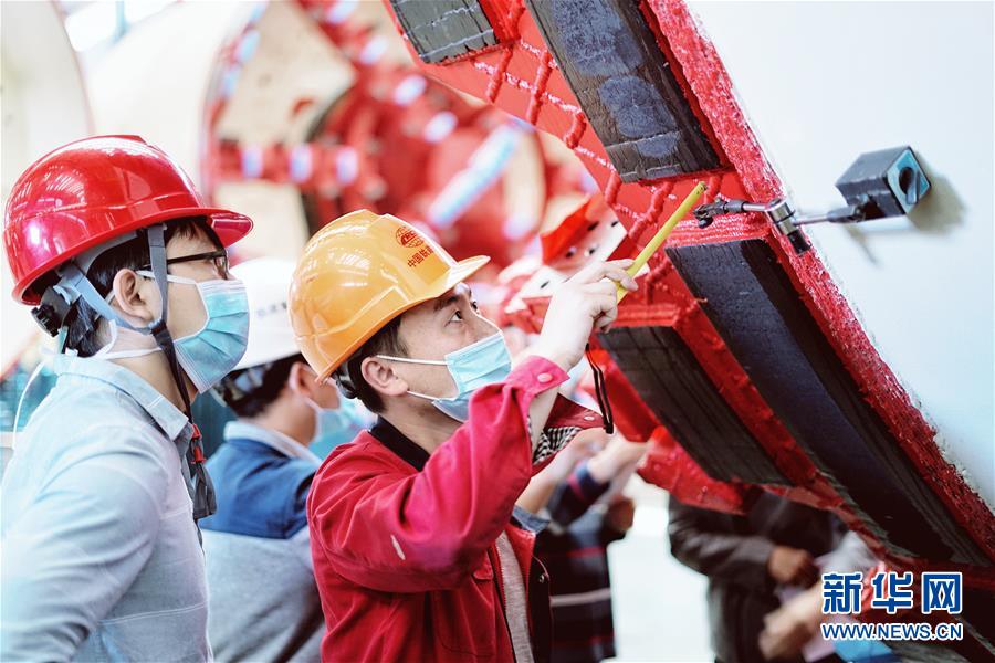 (在习近平新时代中国特色社会主义思想指引下——新时代新作为新篇章·习近平总书记关切事·图文互动)(1)最有力的支撑,最坚决的攀登——记录奋战在复工复产一线的科技工作者