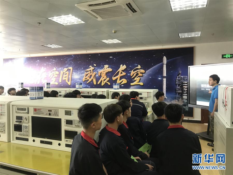 （总书记推动的改革身边事·教育改革篇·图文互动）（5）特写：“95后”上海职校生：“我的工牌上印着&lsquo;中国航天&rsquo;”