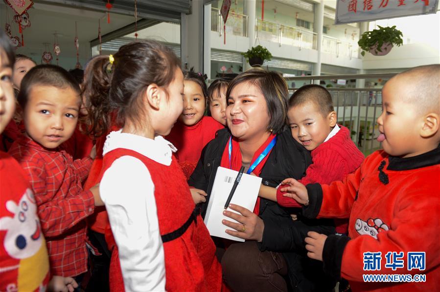 如克亚木·麦提赛地在新疆鄯善县中心幼儿园与孩子们交谈(2019年2月14日摄)。 新华社记者 丁磊 摄