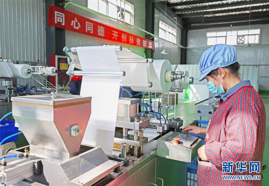 (在习近平新时代中国特色社会主义思想指引下——新时代新作为新篇章·习近平总书记关切事·图文互动)(2)“绿色银行”发工资、“股东”分红来敲门……——探索长效脱贫致富新机制见闻