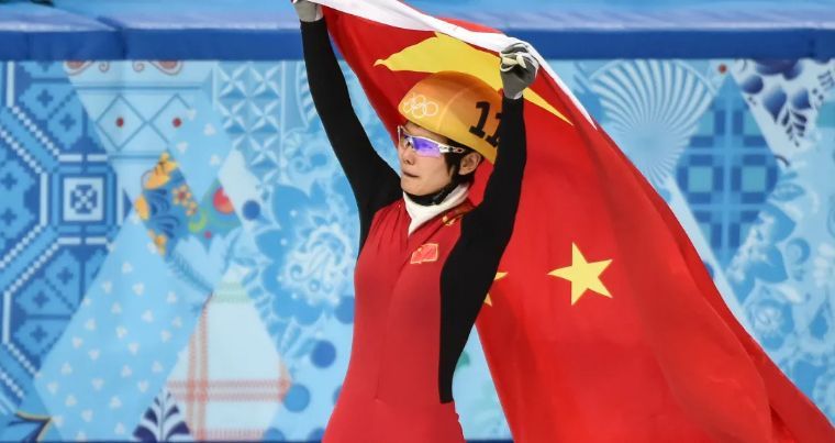 ↑2014年2月13日，在2014索契冬奥会短道速滑女子500米决赛中，中国选手李坚柔以45秒263的成绩获得冠军，为中国体育代表团获得本届冬奥会首金。这是中国选手李坚柔夺冠后庆祝。索契冬奥会是中国参加的第10次冬奥会。共有66名运动员参加了4个大项，49个小项的比赛，共获得3金4银2铜，列奖牌榜第12位。新华社记者 王昊飞 摄